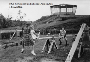 De koepel is in 1948 door de KLM aan de club geschonken, aldus ons lid Bernard (hier afgebeeld met zijn familie). De foto maakt duidelijk dat de koepel in 1955 of eerder bij de club is beland. De redactie voert daarvoor nog onderzoek uit.