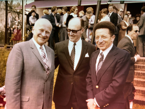 Sergio Orlandini (rechts), president-directeur van de KLM, verricht in 1971 de officiële opening van het nieuwe clubhuis.