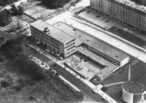 Het Nederlands Lyceum met links twee van de acht tennisbanen van De Aeronauten.  Deze luchtfoto is gemaakt vóór 1964. (Bron: Facebook Nederlands Lyceum)