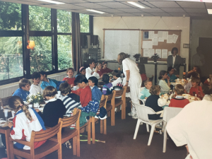 In 1990 is er voor de jeugd het eerste Pannenkoeken-toernooi, vernoemd naar de afsluitende maaltijd na het jeugdtoernooi. Op deze foto is onder meer de centrale verwarming te zien die in 1988 werd geïnstalleerd.