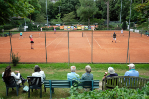 De aanplant van struiken en bomen in de afgelopen 75 jaar én de komende jaren maakt De Aeronauten tot een écht tennispark.